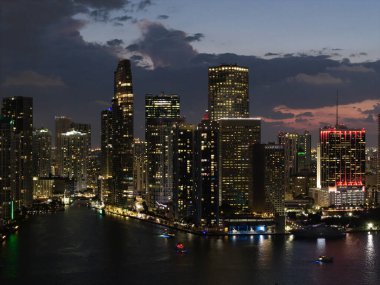 Gece vakti Miami Brickell 'in ünlü simgeleri. Miami 'deki Brickell' in insansız hava aracı görüntüsü. Brickell bölgesinde iş. Biscayne Körfezi Florida ikonik şehir kıyıları gündüz gözüyle