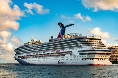 Miami, Florida, ABD - 10 Aralık 2024: Karnaval yolcu gemisi. Gemi turu ve seyahat. Gemi Miami limanından ayrılıyor. Tatil turu. Karnaval Gündoğumu yolcu gemisi yolculuğu. Yaz tatilinde gezmek.