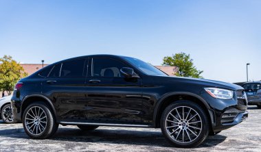 Park Ridge, Illinois, ABD - 29 Ağustos 2024: Mercedes Benz GLC 300 2020 çapraz SUV. Mercedes Benz GLC tipinde bir çapraz araba. Mercedes Benz 'in arabası dışarıda park edilmiş. Mercedes Benz GLC, köşe görünümü.