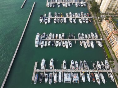 Lüks Miami Florida manzarası. Yaz tatili. Marina rıhtımı. Lüks Güney Sahili marinası. Miami güney sahili manzaralı. Lüks bir yat limanında. Lüks bir yaşam tarzı. Resimli marina..