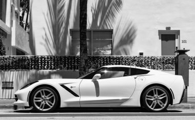Miami Beach, Florida USA - 9 Haziran 2024: Chevy Corvette Stingray C7 Miami Beach 'te. Beyaz Chevy Corvette