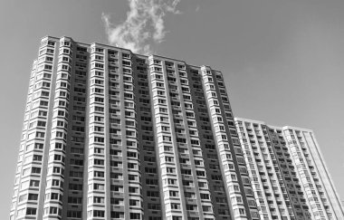 Modern bina. Metropolis 'teki mimari bina. İkamet binası perspektifi. Şehir mimarisi. Modern konut binasının mimarisi. Perspektif şehir gökdeleni. Modern şehircilik.