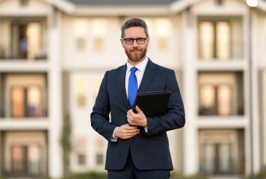 Ev sigortası. Emlak sigortası tanıtımı. Başarılı bir komisyoncu. İpotek sigortacısı. Güvenilir emlakçı. Amerikalı satış müdürü. Satılık bir emlakçı. Takım elbiseli bir emlakçı. Kirala ya da yeni bir ev al.