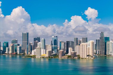 Miami şehir merkezindeki Brickell ufuk çizgisinin hava görüntüsü. Miami 'deki gökdelenler. Brickell finans bölgesinin manzarası. Brickell, Miami 'de. Şehir manzaralı Brickell Kentsel manzarası