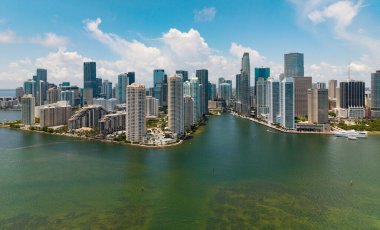 Miami şehir merkezindeki Brickell ufuk çizgisinin hava görüntüsü. Modern gökdelenler Biscayne Körfezi 'nden yükseliyor. İkonik binaları olan Miami şehir manzarası. Miami şehir manzarası