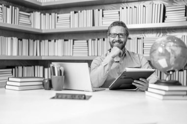 Sınıfta ders veren adam. Öğretmenler günü. Okula dönüyorum. Kitapçıda öğretmen. Okul eğitimi. Öğretmenim okulda. İspanyol öğretmenle eğitim. Milenyel öğretmenlik eğitimi. Boşluğu kopyala.