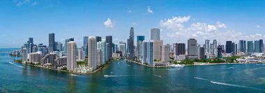 Miami 'de Brickell' in hava manzarası. Güneşli bir günde Miami 'nin göbeğinde. Miami Sahili ve Brickell 'in manzarası. Miamis Gökdelenleri. Brickell 'in ünlü simgeleri. Miami şehir merkezi manzarası
