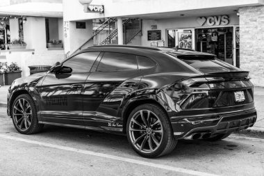 Miami Beach, Florida USA - 5 Haziran 2024: 2022 Lamborghini Urus çift renkli. Lamborghini Urus Miami sahilinde okyanus turu.