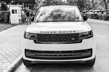 Miami Beach, Florida USA - 9 Haziran 2024 Miami plajında Range Rover lüks SUV kavşağı. Beyaz SUV Range Rover arazi aracı. ön görünüm