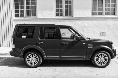 Miami Beach, Florida USA - 10 Haziran 2024 Miami Beach 'te Land Rover Discovery 4. Kiraz kırmızısı Land Rover Discovery 4.