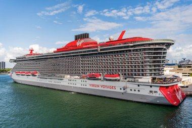 Miami, Florida, ABD - 3 Kasım 2024: Virgin Voyages and Bain Capital. Gemi turu. Lüks ve pahalı. Seyahat acentası turu. Cesur bayan yolcu gemisi yolculuğu. Gemi gezisi yaz tatili.