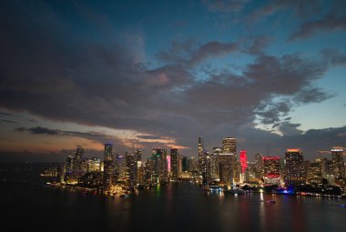 Gün batımında Miami Brickell 'in ünlü simgeleri. Miami 'deki Brickell' in insansız hava aracı görüntüsü. Brickell bölgesinde iş. Biscayne Körfezi Florida ikonik şehir kıyıları gündüz gözüyle