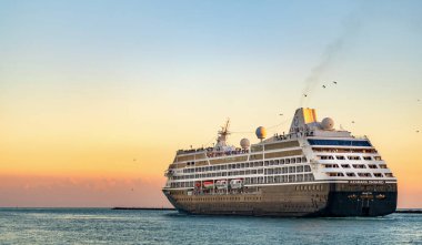 Miami, Florida, ABD - 21 Aralık 2024: Azamara İleri Gemi Yolculuğu. Yaz tatilinde gemi turu. MS Azamara seyir halinde. Gemi turu ve deniz seyahati. Gemi kalkışı.