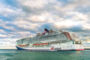 Miami, Florida, ABD - 23 Aralık 2024: Karnaval yolcu gemisi yolculuğu. Yaz tatilinde gemi turu. Karnaval yolcu gemisi. Gemi turu ve deniz seyahati. Gemi Miami sahil limanından ayrılıyor..