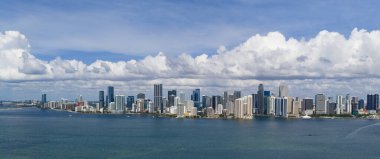 Miami 'de Brickell' in hava manzarası. Güneşli bir günde Miami 'nin göbeğinde. Miami Sahili ve Brickell 'in manzarası. Miamis Gökdelenleri. Brickell 'in ünlü simgeleri. Miami şehir merkezi manzarası