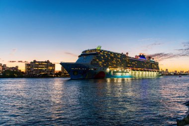 Miami, Florida, ABD - 24 Aralık 2024: Gemi turu ve deniz yolculuğu. Gemi gece aydınlanıyordu. Norveç 'ten ayrılan yolcu gemisi yolculuğu. Yaz tatilinde gemi turu. Norveç yolcu gemisi.