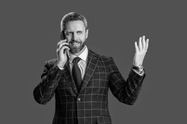 Telefonu olan orta yaşlı İspanyol işadamı. İş iletişimi. İş adamının Grey 'den izole edilmiş bir telefon görüşmesi var. Telefon kullanan bir iş adamı. Takım elbiseli bir adam telefonda konuşuyor. Bir anlaşmaya varın..