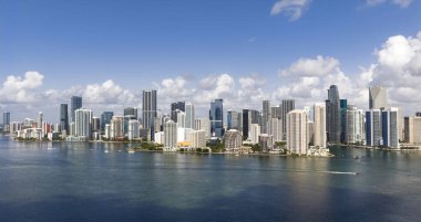 Miami 'de Brickell' in hava manzarası. Güneşli bir günde Miami 'nin göbeğinde. Miami Sahili ve Brickell 'in manzarası. Miamis Gökdelenleri. Brickell 'in ünlü simgeleri. Miami şehir merkezi manzarası