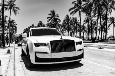 Miami Beach, Florida USA - 9 Haziran 2024 Miami Beach Ocean Drive 'da Rolls-Royce Ghost. Beyaz Rolls-Royce Hayaleti.