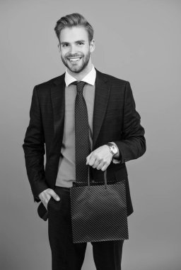 İşadamı iyi iş çıkardığı için ödüllendirildi. İş yerindeki gizli sevgililer günü kartı. Şirketler arası yeteneği olan bir iş adamı Grey 'de izole edilmiş. Kurumsal hediye. Erkekler günü. Başarılı patron müşterilerine sadakat hediyesi verdi..