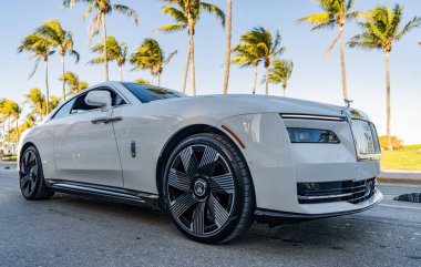 Miami, Florida, ABD - 07 Nisan 2025: 2024 Rolls Royce Spectre coupe elektrikli araba. Lüks elektrikli araba Rolls Royce Spectre. Araba Rolls Royce Spectre dışarı park etmiş. Beyaz spor araba, köşe manzaralı..