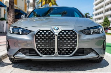Miami, Florida, ABD - 06 Nisan 2025 Gümüş renkli coupe araba, ön manzara. 2025 BMW 4 Serisi Coupe Car. Lüks araba BMW 4. Araba BMW 4, dışarıda park edilmiş..