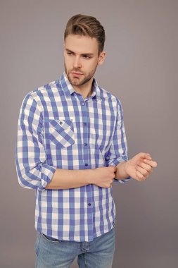 Milenyum portresi. Genç milenyum adamı Griler 'de izole edilmiş. Şık bir erkek portresi. Sıradan bir adam. Adamın şık bir saç kesimi var. Moda saç stili olan bir adam. Sıradan bir erkek portresi. Sokak tarzı.