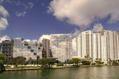 Gökdelen mimarisi. Camsı yüzlü bir gökdelen. Modern cam bina. İş şehrinde gökdelen. Şehir merkezinde gökdelenli. İş bölgesindeki ofis binası. Brickell Anahtarı.