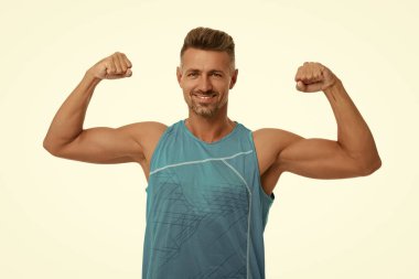 Kaslı, kaslı, kaslı kaslı, mutlu, beyaz giyimli adam..