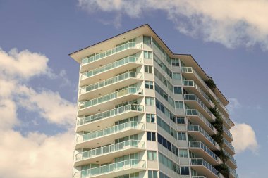 Detaylı bir apartman. Bina manzarası. Konut mimarisi. Mimari dış görünüş ayrıntıları. Evin dış kısmının dış parçası. Modern apartman binası. Apartman dairesi kirala.