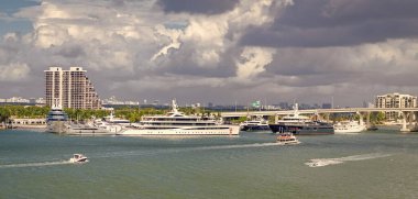 Marina manzarası. Yaz seyahati ve tatil. Tekne gezisi. Lüks yat Miami limanına yanaştı. Miami Güney Sahili, Florida. Amerika 'nın liman manzarası. Gemi ve yatlı Miami limanı.