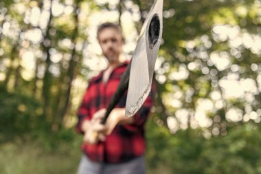 Baltalı oduncu seçici odaklı. Acımasız oduncu. Oduncu tarzı. Ağaç kesen baltalı bir adam. Balta adamın elinde odun kesiyor. Odun kesiyorum. Keskin bıçak. Vahşilik ve erkeklik.