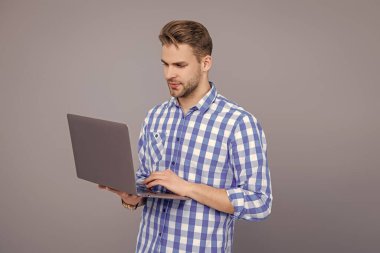 Millennial erkek öğrenci bağımsızlığı. İnternette çalışan öğrenci. Eğitim ve serbest meslek. İş eğitimi. Dizüstü bilgisayarda serbest çalışan bir adam izole edilmiş. İşadamı serbest çalışıyor. Uzaktan eğitim.