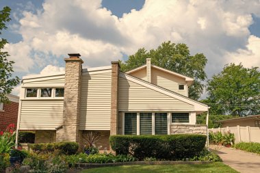 Mahallede mülk. İkametgah. Konut mimarisi. Banliyö mahallesi. Banliyö ev mimarisi. Özel aile evi. Mahalle mimarisi. Özel mimari.