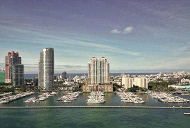 Marina Miami, Florida 'da. Biscayne Körfezi. Lüks yatı olan Miami marinası. Yaz tatili. Lüks Güney Sahili marinası. Lüks bir yat. Miami güney sahili manzaralı. Yat Kulübü.
