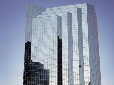 Modern cam bina. Şehirdeki gökdelen. Şehir merkezinde gökdelenli. İş bölgesindeki ofis binası. Gökdelen mimarisi. Camdan yapılmış bir gökdelen. Mimari güzellik.