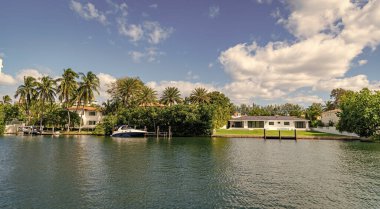 Şehir rıhtımı ve ev. Yazın tatil binası. Lüks liman evi. Otel mimarisi. Panoramik manzara. Modern bina. Rıhtımda bir apartman dairesi..