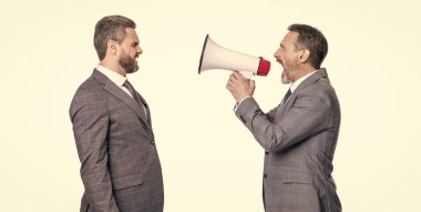 İşadamı tanıtımcı promosyon çatışmasını çözüyor. İş adamı fikrini destekliyor. Terfi kavramı. İş fikri tanıtımı. Megafonlu tatminsiz iş adamı beyazı soyutladı..