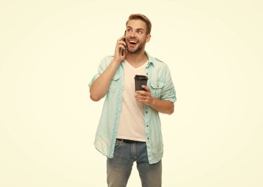 Sabah vakti kahve molası. Meşgul bir adam telefonda konuşuyor. Beyazlar içinde..