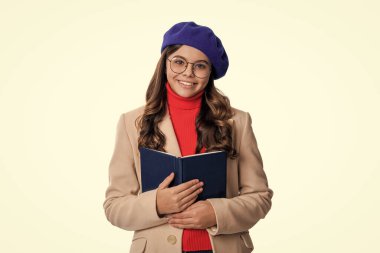 Sonbahar ders çalışma zamanıdır. Eğitim ve bilgi. Okul okuma eğitimi. Okula dönelim. Sonbahar kızı okul kitabını okudu. Üniversite öğrencileri için eğitim. Genç kız kitap okuyor. Okuma Algılaması.