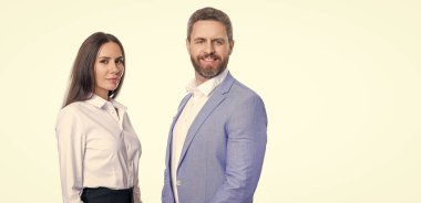 Ortaklık kavramı. Ortak takımı. Başarılı ortaklık. İş ekibi başarısı. İş ortağı beyazla izole edilmiş. Takım elbiseli iki iş adamı. İş ekibi çalışması ve işbirliği. proje üzerinde çalış.