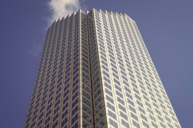 Camdan yapılmış bir gökdelen. Modern cam bina. Şehirdeki gökdelen. Şehir merkezinde gökdelenli. İş bölgesindeki ofis binası. Gökdelen mimarisi. Perspektif görünümü.