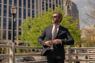 Üst düzey yönetici. Şehrin kendine güveni tam patronu. İş başarısı. İş adamı dışarı çıktı. Şehir sokaklarında bir adam var. Profesyonel lider CEO. Takım elbiseli bir iş adamı. Takım elbiseli adam ofise git. Reklam..