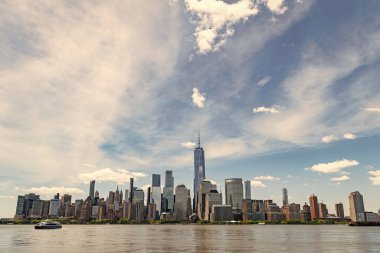 Manhattan güzel silueti, New York, Birleşik Devletler. New York City, Manhattan Skyline ile Hudson Nehri üzerinde, New York City, ABD New York şehrinin Manhattan şehir merkezindeki ufuk çizgisi