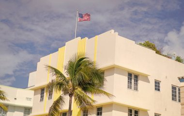 Mimari bölge Art Deco. Miami sahilinin modern binası. Okyanus yolculuğu. Ocean Drive Florida 'daki Miami Plajı. Art Deco mimarisi. Mimari bina. Art deco. Amerikan bayrağı.