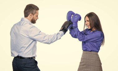 Meslektaşlar arasında tartışma. İş çatışması. Beyaz eldivenli iş adamları. İki iş adamı iş anlaşmazlığını çözüyor. İş ofisinde tartışıyorlar. Tatminsiz yönetici.