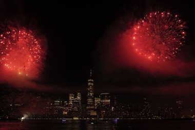 New York Manhattan havai fişekleri arifesinde. Manhattan 'da havai fişekler. New York 4 Temmuz Havai fişekleri. Flashing Fireworks ile New York City Skyline Manhattan. Bağımsızlık Günü