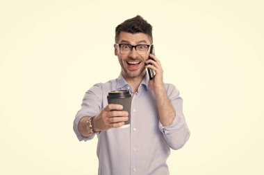 Patron adam konuşuyor. İş görüşmesi. İş adamı telefonda konuşur. Telefon var. İletişim kurmak için telefonu kullanan bir adam. İş hayatında hikaye anlatmak. İş adamı kahve molasında telefonda konuşur..