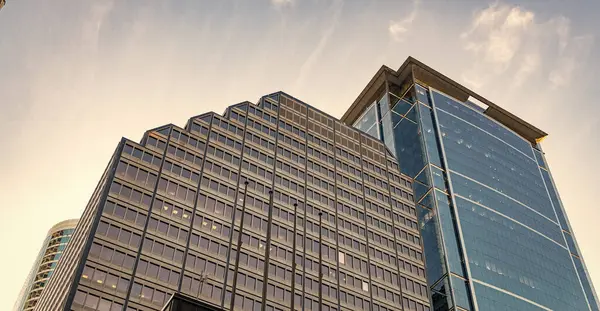Modern işletme binasının mimarisi. Perspektif şehir gökdeleni. İş gökdeleni binası. Mimari bina. Cam gökdelen. Şehir mimarisi. Düşük açılı perspektif.