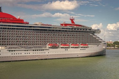 Gemi seyahati. Yaz tatilinde Majestic yolcu gemisi. Gemi seyahati ve deniz seyahati. Lüks yolcu gemisi manzarası. Gemi Miami sahil limanından ayrılıyor. Lüks deniz tatili.